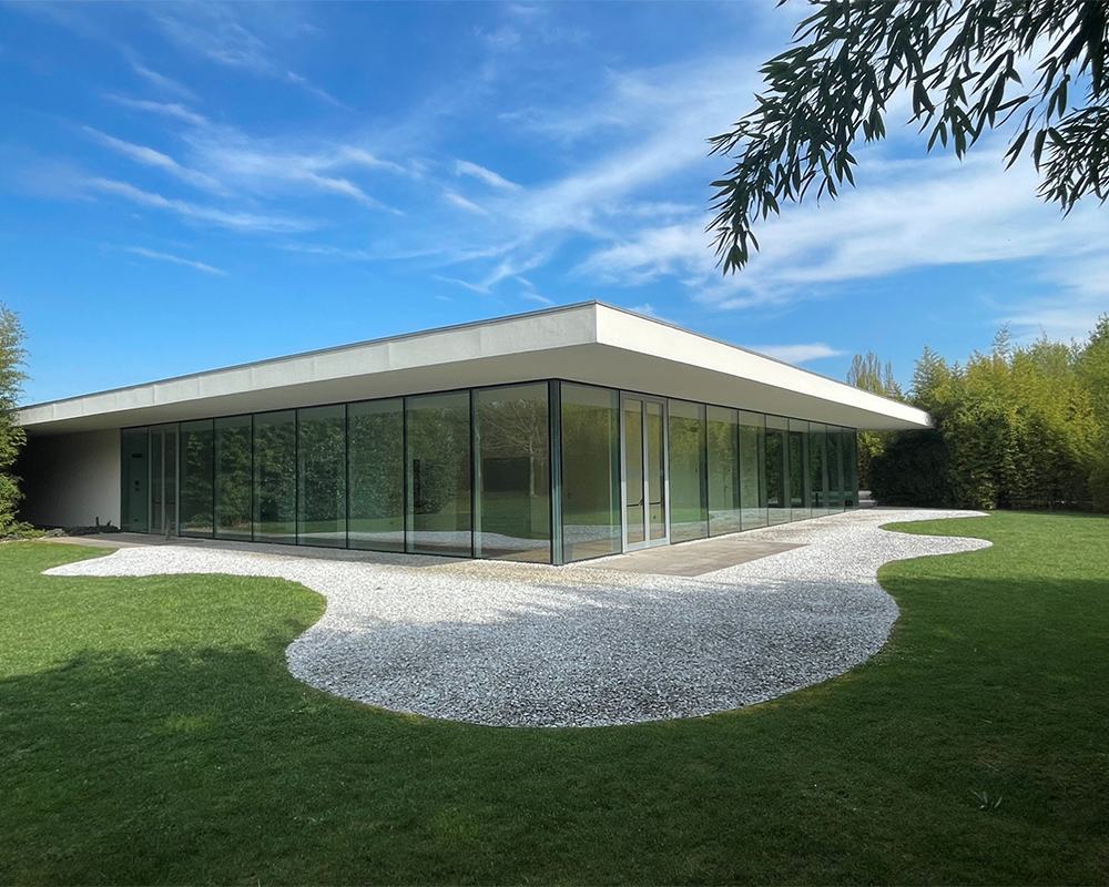 Visione esterna del giardino e delle vetrate Morgue Hospice Seragnoli prospettiva