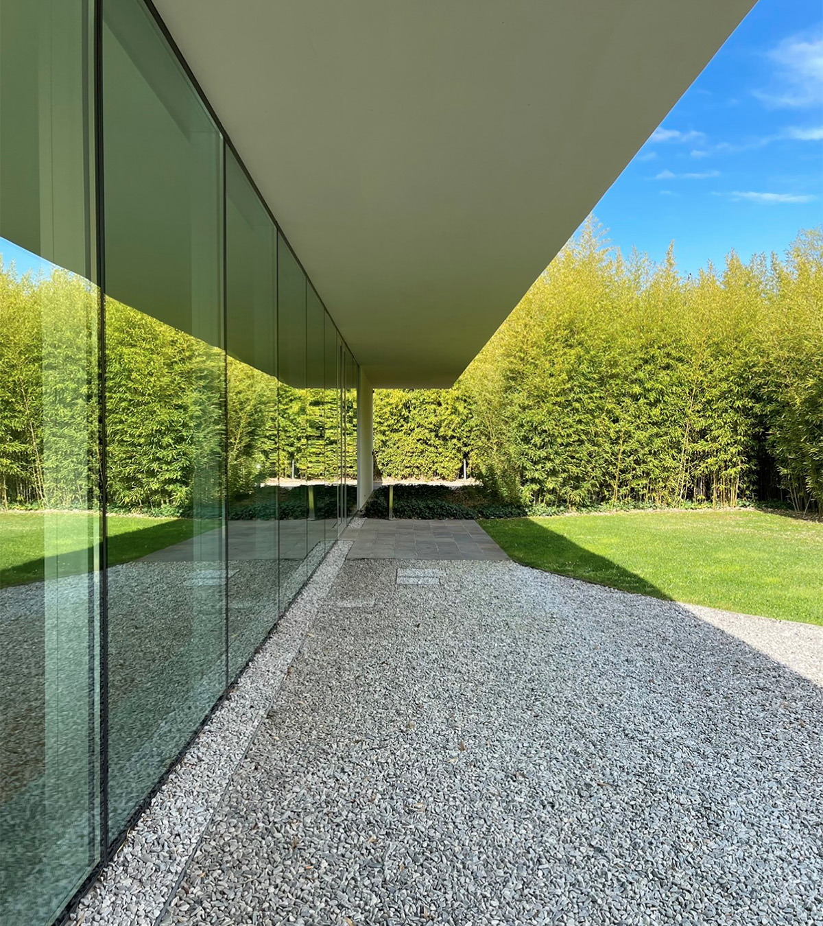 Visione esterna del giardino con vetrate a sinistra Morgue Hospice Seragnoli.