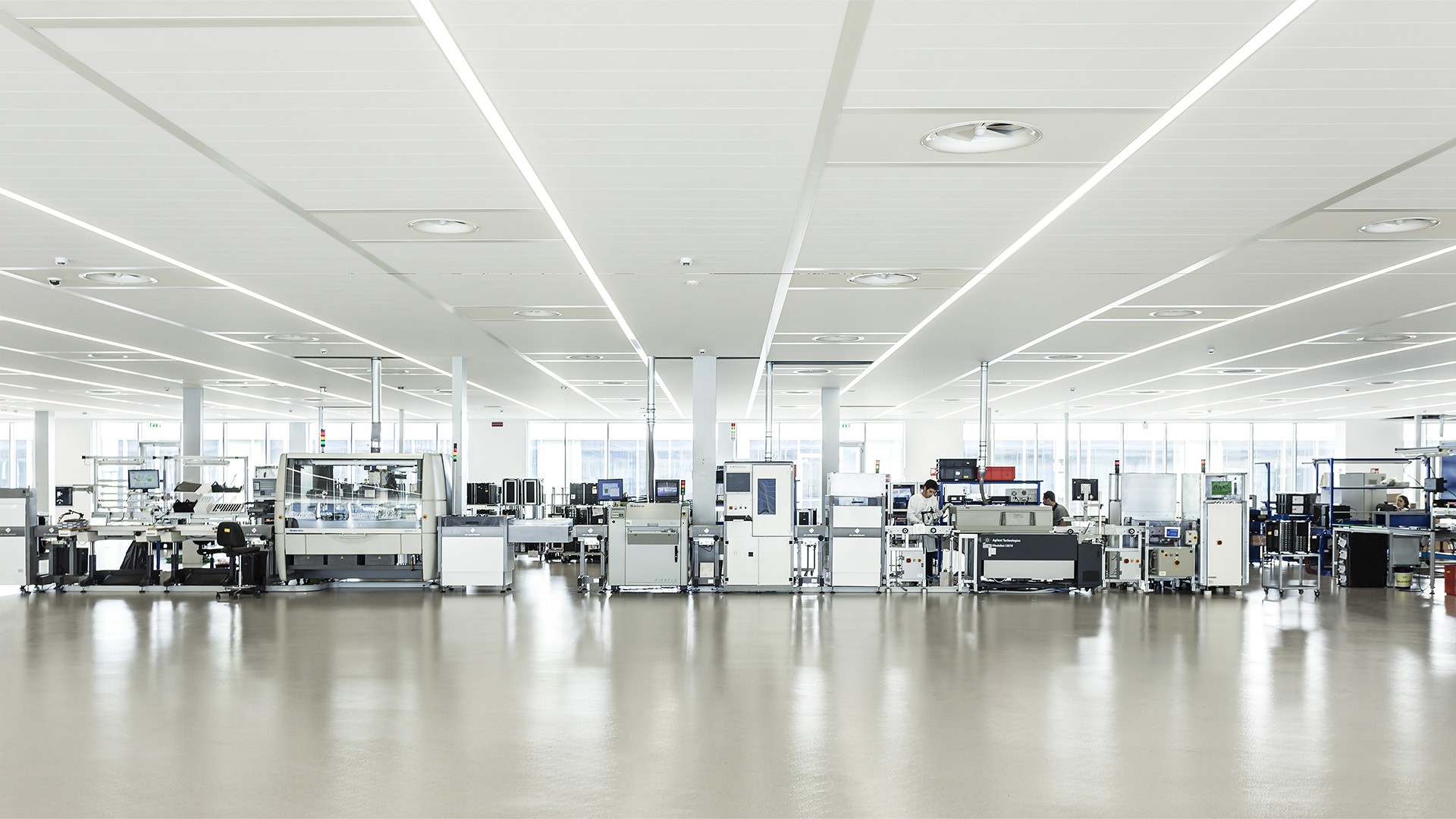 Interno industriale con pavimento e soffitto bianco, macchinari