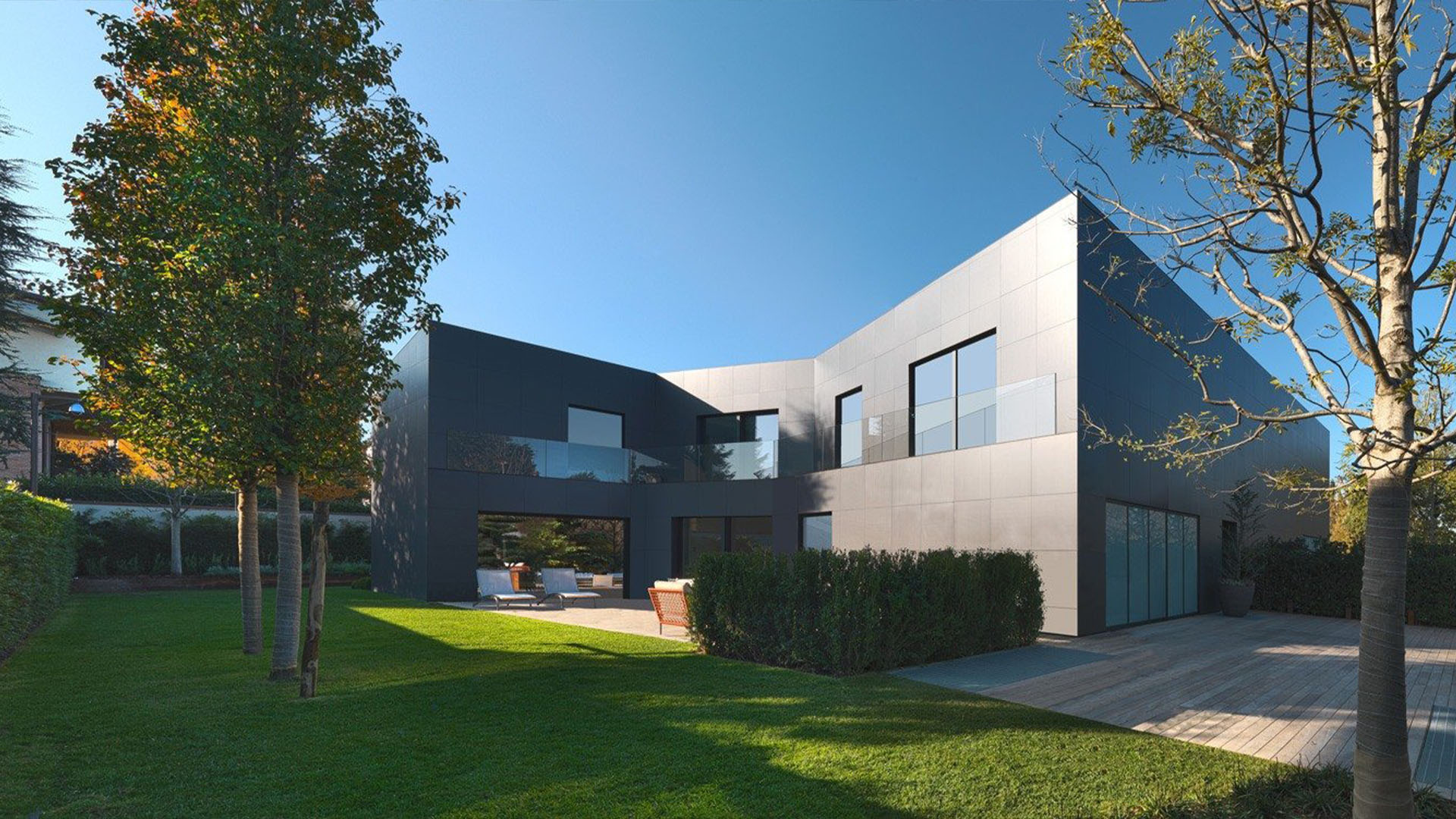 Casa S cover progetto. Visione esterna: edificio e giardino.