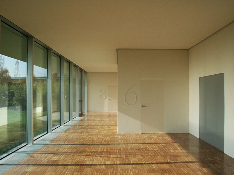 Visione interna vetrate e porte numerate Morgue Hospice Seragnoli