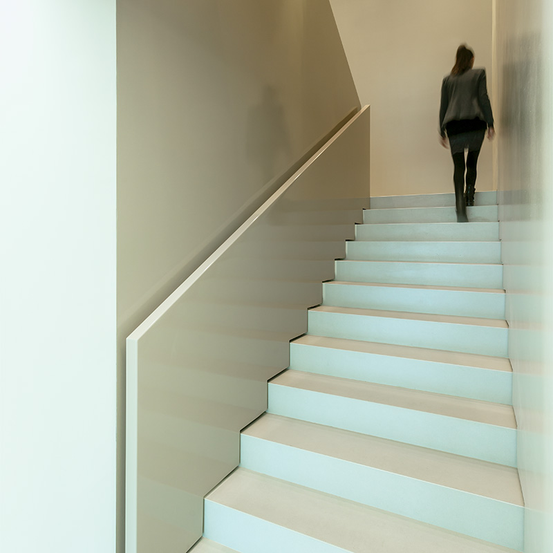 Una persona in movimento lungo una scala