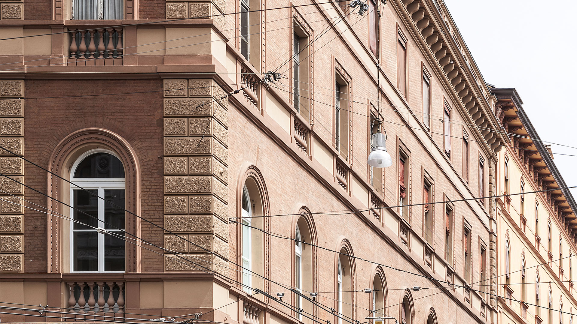 Facciata di un edificio storico nel centro di Bologna